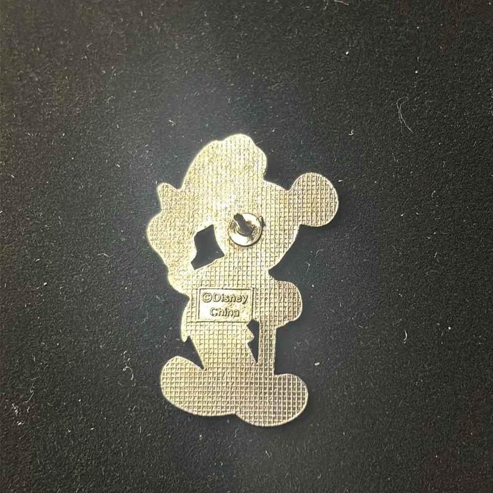 Springtime Straw Hat Mickey
Mickey Mouse Trading Pin - Picture 4 of 5